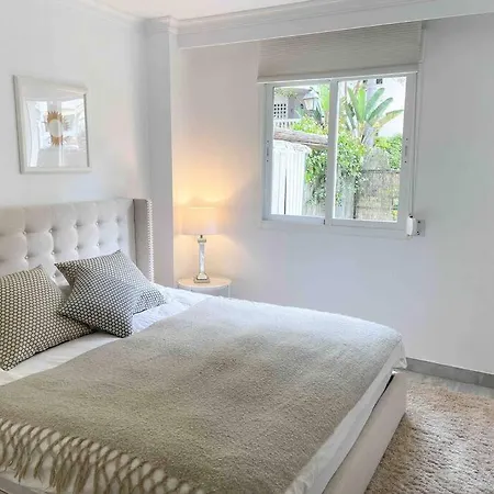 Apartment Luxurious 2 Bedroom Apartment, Puerto Banus, Two Beautifull Swimmingpools